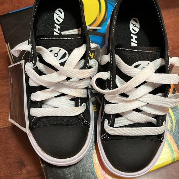 BNIB heels Wheeled Shoe kids size 13 Heely’s sneakers​ - Picture 3 of 4